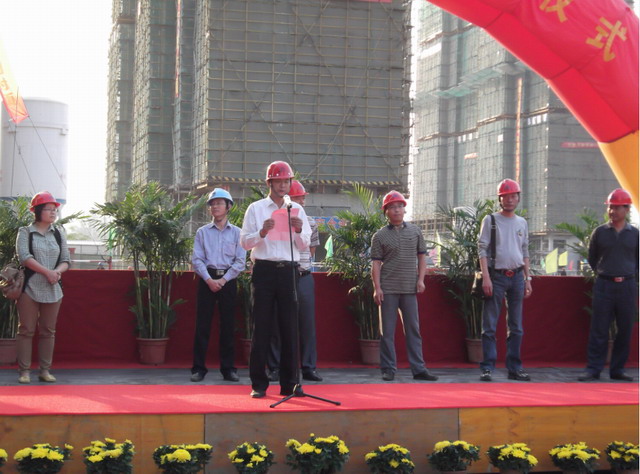 濱江和園保障房項(xiàng)目部舉行18層住宅樓封頂儀式